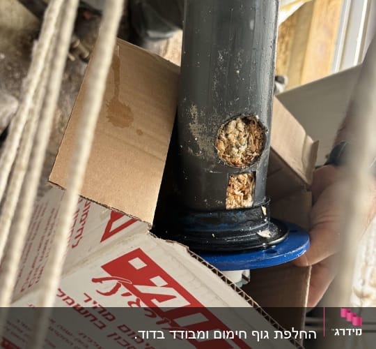 צינור ומארז קרטון עם כיתוב בתחום חימום מים